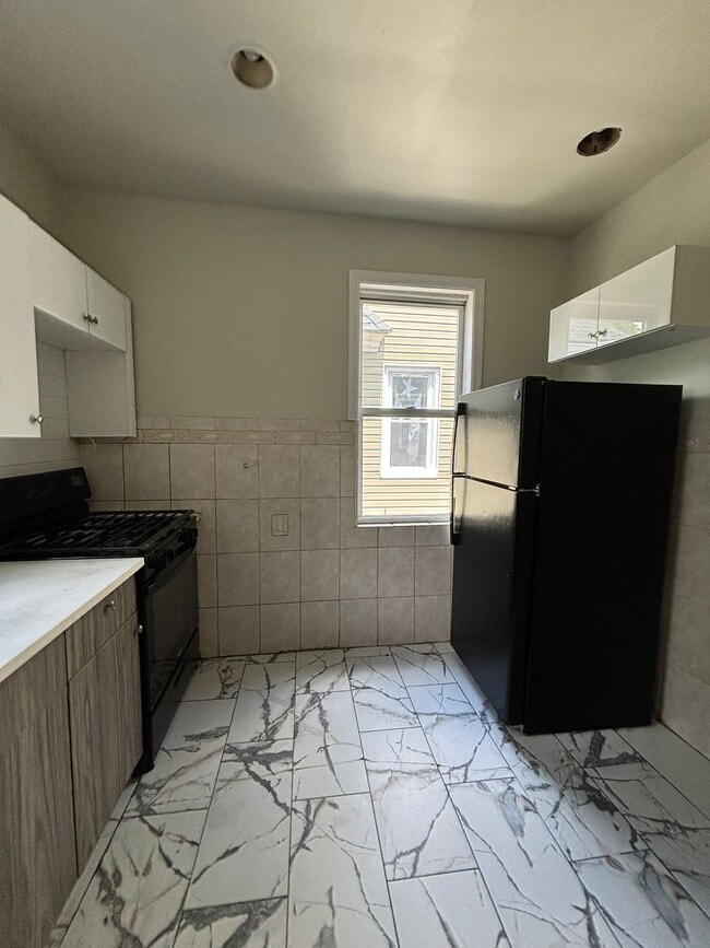 17 Davis Ave, Unit 2