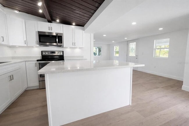 6580 10th Ave Terrace S in St. Petersburg, FL - Building Photo - Building Photo