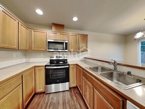 5221 166th Street Ct E in Tacoma, WA - Foto de edificio - Building Photo