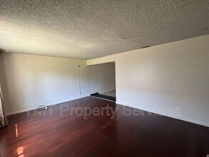 7648 La Mancha Way in Sacramento, CA - Foto de edificio - Building Photo