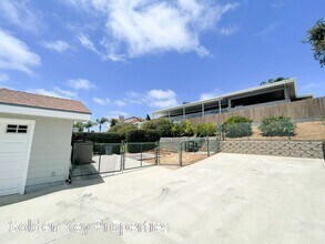 1810 Laurel Rd in Oceanside, CA - Building Photo - Building Photo