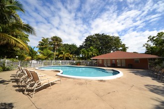 Sabal Pointe in Palm Springs, FL - Foto de edificio - Building Photo