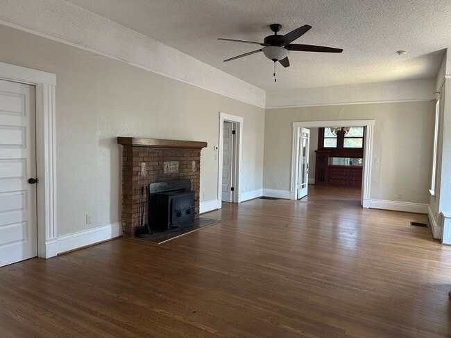 134 N College Ave in Fresno, CA - Foto de edificio - Building Photo