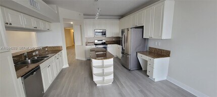 10730 NW 66th St in Doral, FL - Building Photo - Building Photo