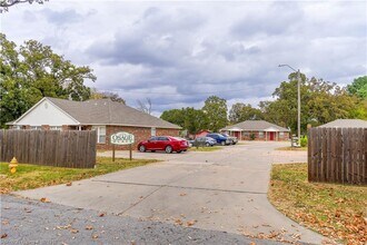 1615 Osage St in Fort Smith, AR - Foto de edificio - Building Photo