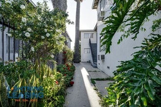 6927 Whitsett Ave in North Hollywood, CA - Building Photo - Building Photo