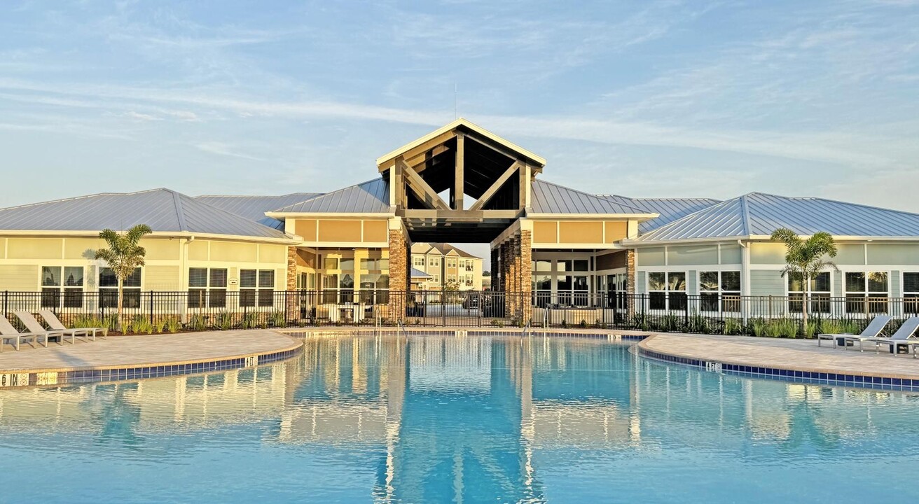 The Carlton at Robinson Gateway in Palmetto, FL - Building Photo