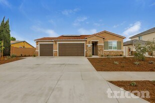 639 Citron St, Unit Apt 4 in Corona, CA - Building Photo