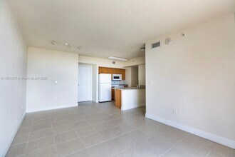 2350 SW 27th Ave in Miami, FL - Foto de edificio - Building Photo