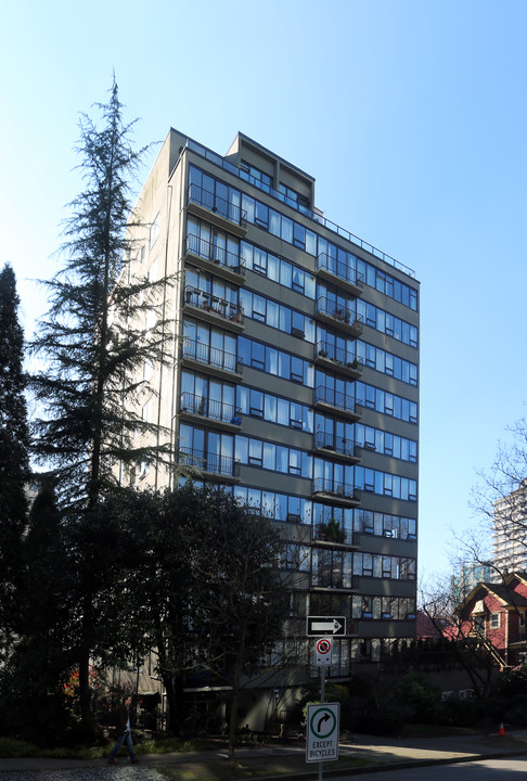 Golden Gates Apartment in Vancouver, BC - Building Photo