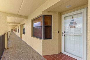 5817 Park St N in St. Petersburg, FL - Building Photo