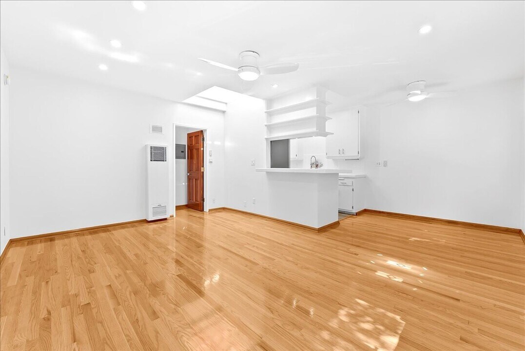 1739 Washington Way in Los Angeles, CA - Building Photo