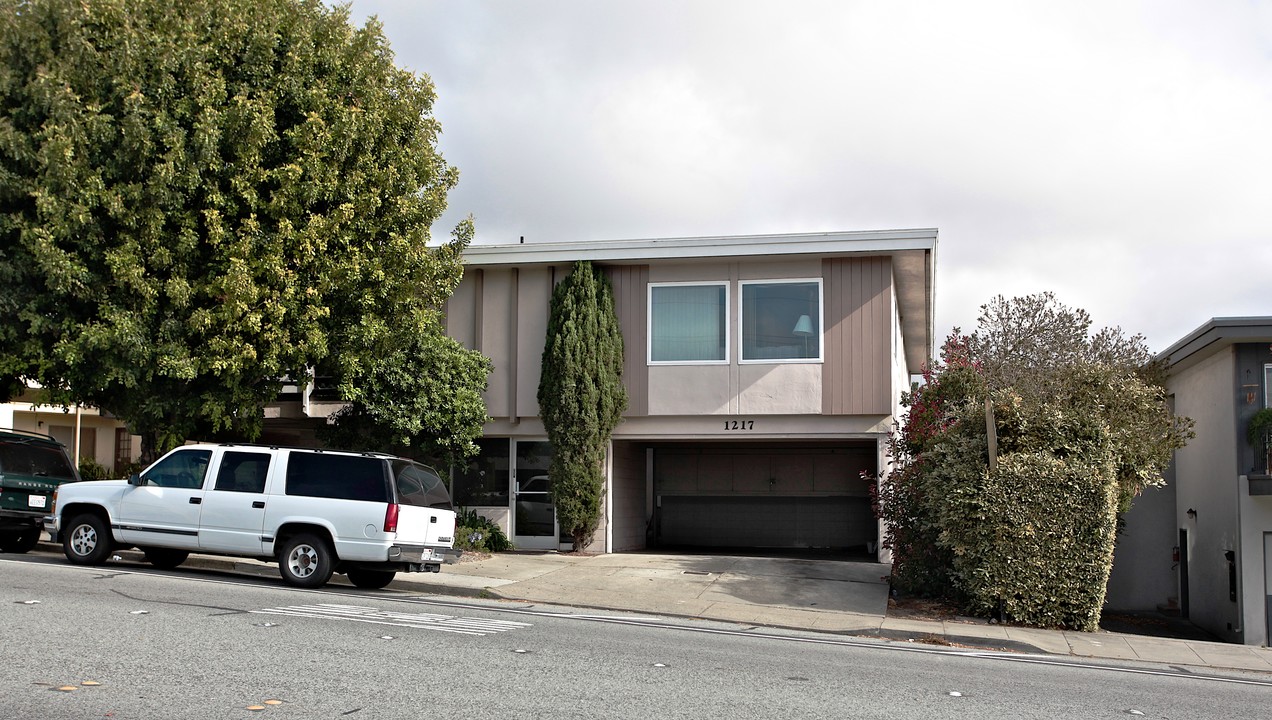 1217 W Hillsdale Blvd in San Mateo, CA - Foto de edificio