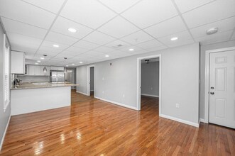 688 Lawrence St in Lowell, MA - Building Photo - Building Photo