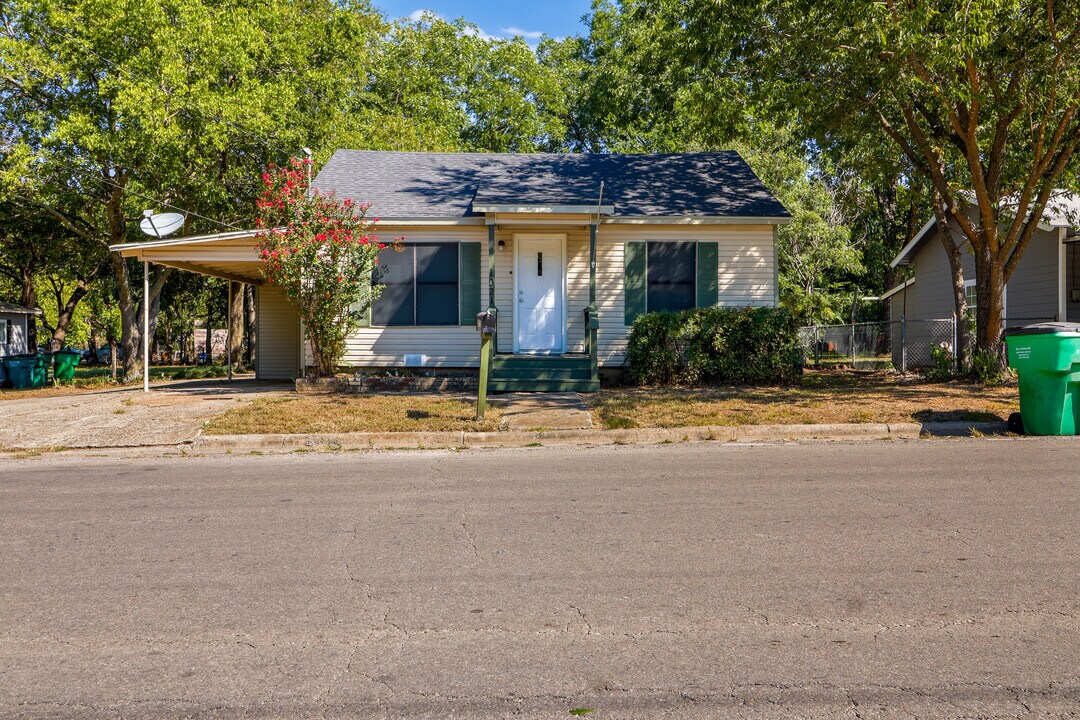 1021 Moss St in Gainesville, TX - Building Photo
