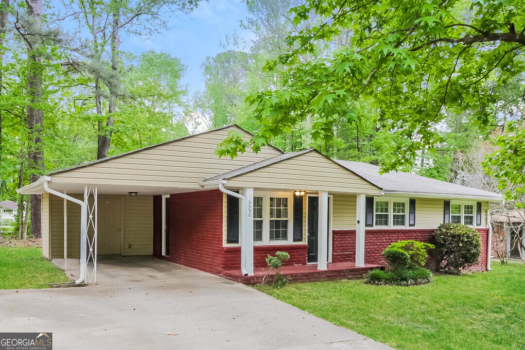 5550 Longmeadow Ln in Atlanta, GA - Building Photo