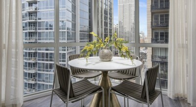 10 E Delaware Pl in Chicago, IL - Building Photo - Building Photo