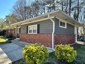 2625 Farley St in East Point, GA - Building Photo