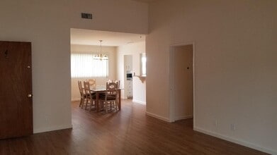 12072 Lamanda St, Unit 4 in Los Angeles, CA - Foto de edificio - Building Photo