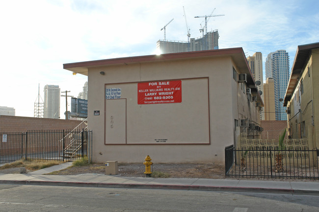 305 W Cincinnati Ave in Las Vegas, NV - Building Photo - Building Photo