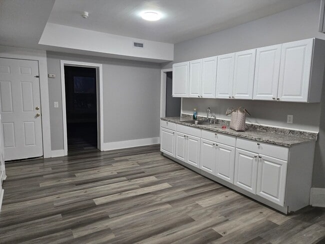 123 Walnut St, Unit 4L in Holyoke, MA - Building Photo - Building Photo