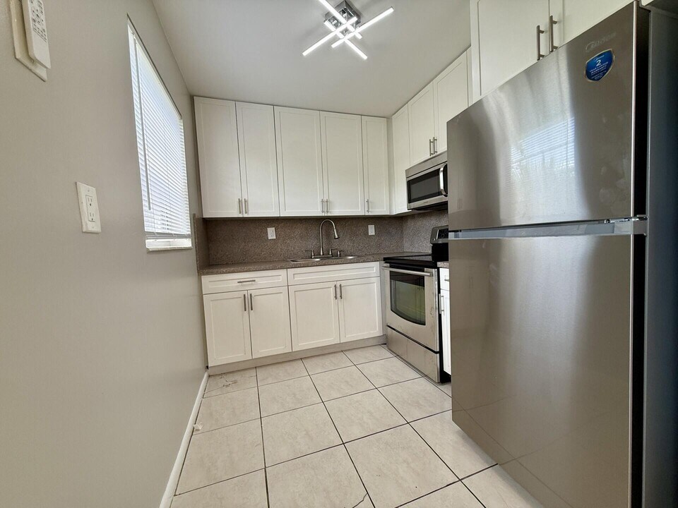 118 Andover E in West Palm Beach, FL - Building Photo