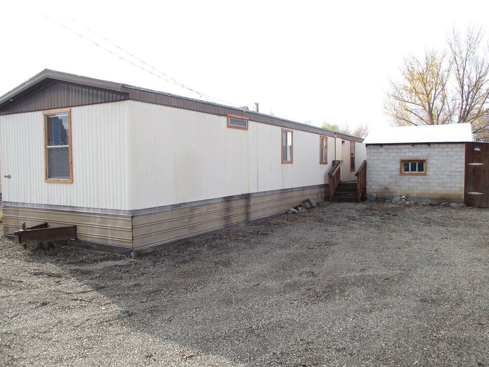 1490-1490 1/2 Thomas Rd in Medford, OR - Building Photo