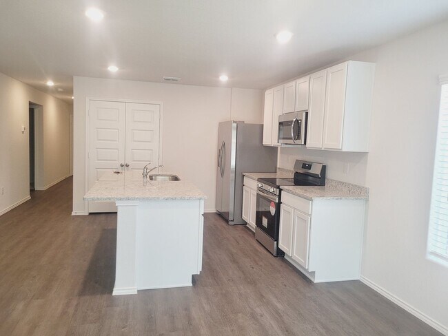 7638 Stud Dr in Elmendorf, TX - Building Photo - Building Photo