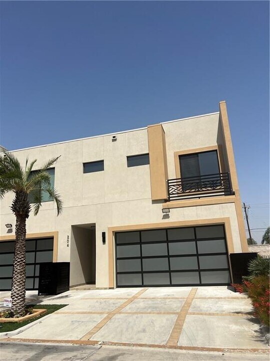 204 Canary Ave in McAllen, TX - Building Photo