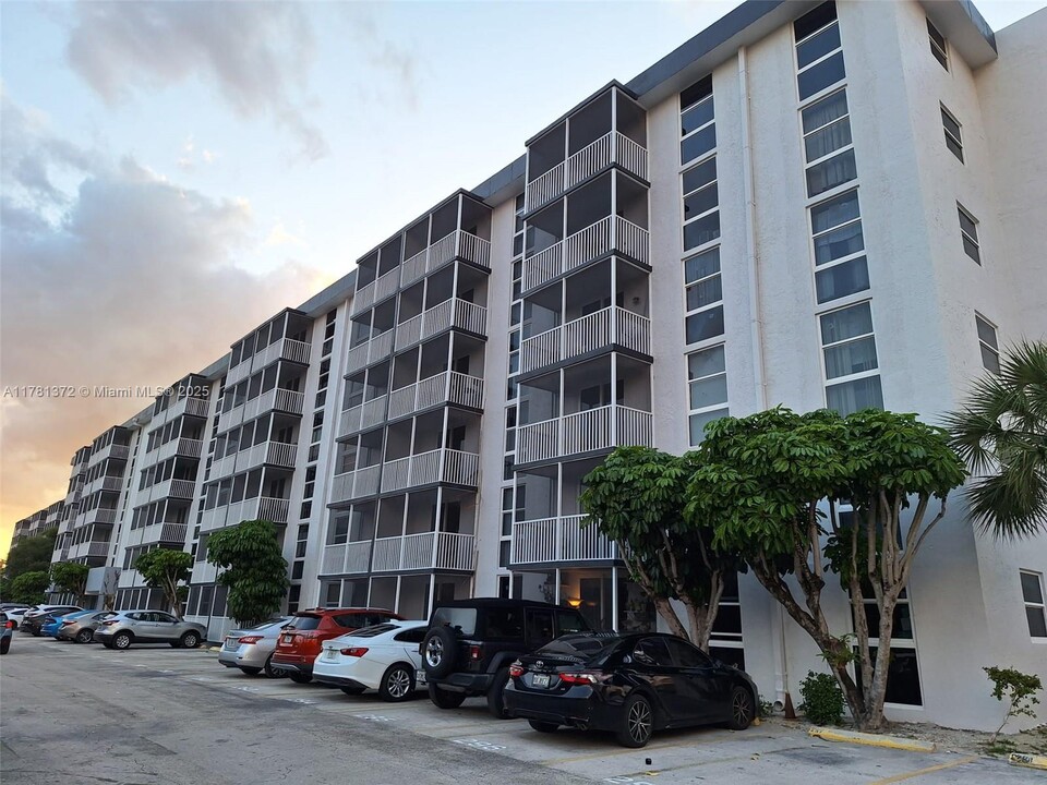 16851 NE 23rd Ave in North Miami Beach, FL - Building Photo