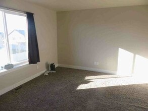 2327 W 900 S in Rexburg, ID - Foto de edificio - Building Photo