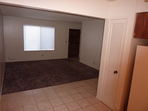 Casa Blanca Apartments in Fresno, CA - Building Photo - Building Photo