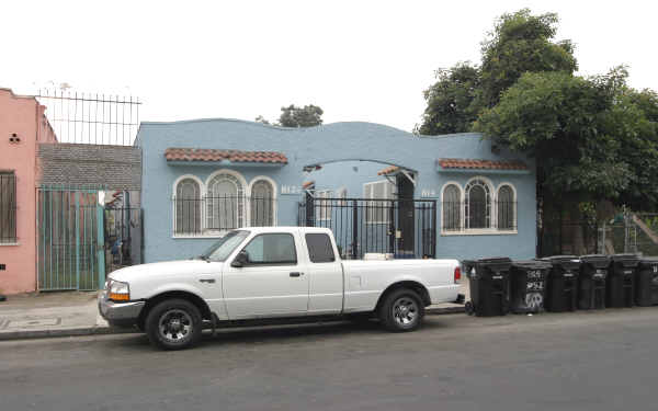 812 W 52nd St in Los Angeles, CA - Building Photo