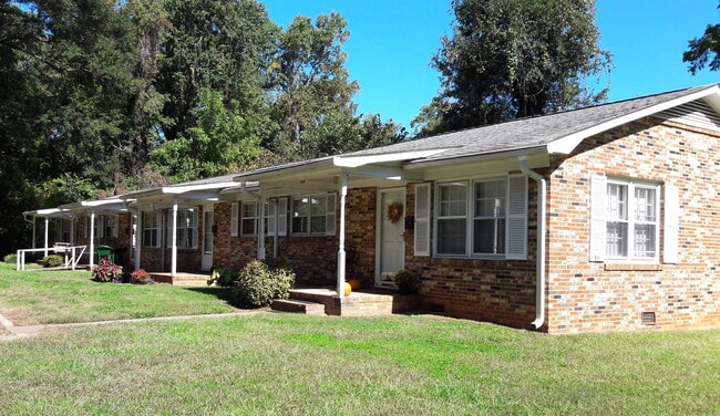 914 S Main St, Unit Apartment in Belmont, NC - Building Photo - Building Photo
