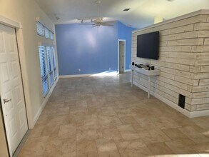 142 Queens Ln in Royal Palm Beach, FL - Foto de edificio - Building Photo