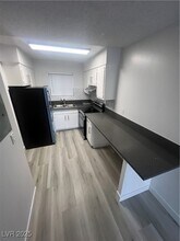 797 E Harmon Ave in Las Vegas, NV - Building Photo - Building Photo