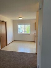 4915 Universal Dr in Midland, MI - Foto de edificio - Building Photo