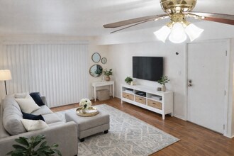 1331 E Ports O Call Dr, Unit 2W in Palatine, IL - Building Photo - Building Photo