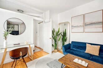 139 Christopher St in New York, NY - Building Photo - Building Photo