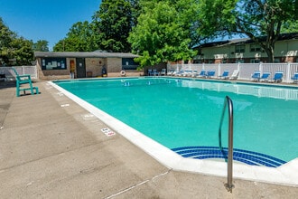 Serenity Village in Liverpool, NY - Foto de edificio - Building Photo