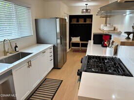 1095 Calle Jazmin in Thousand Oaks, CA - Building Photo