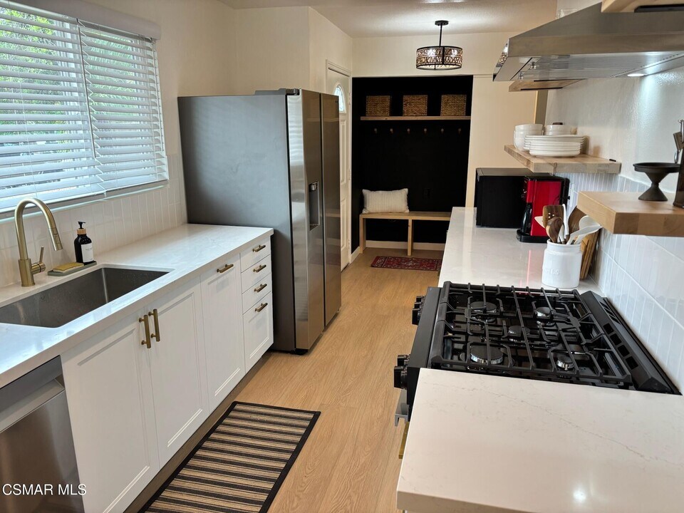 1095 Calle Jazmin in Thousand Oaks, CA - Building Photo