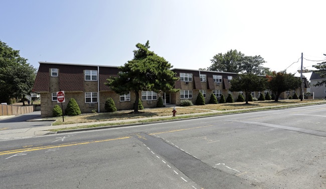 River Drive Village Apartments in Garfield, NJ - Foto de edificio - Building Photo