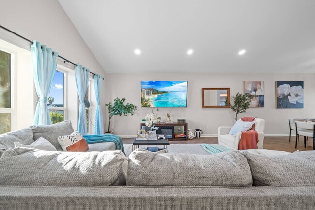 13737 Via Tres Vistas in San Diego, CA - Building Photo - Building Photo