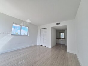 2011 Bay Dr in Miami Beach, FL - Building Photo - Building Photo