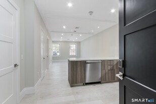 1990 Bronson Rd in Fairfield, CT - Building Photo