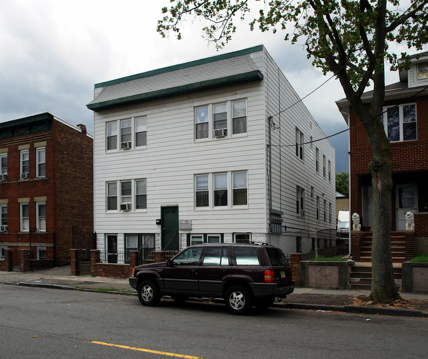 635 N 8th St in Newark, NJ - Building Photo