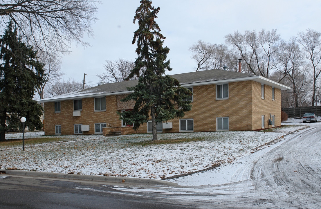 6551 2nd St NE in Fridley, MN - Foto de edificio