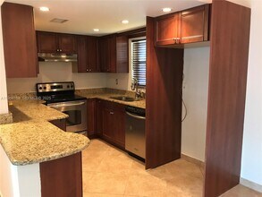 9355 Fontainebleau Blvd in Miami, FL - Building Photo - Building Photo