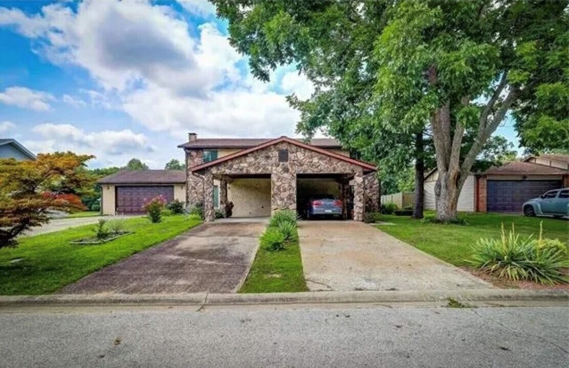 307 Britanna Dr in Swansea, IL - Building Photo